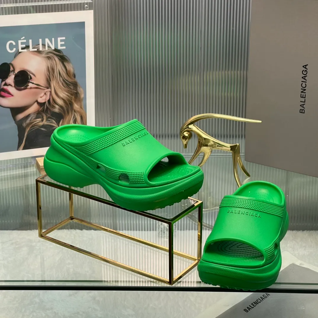 👟👟Ex-factory price 380👟👟 35-41 ‍🔥 ‍🔥 ‍🔥Balenciaga’s latest hole-in-the-wall slippers are now available! 🎉🎉🎉A sandal that is popular on Instagram, 🎊🎊🎊 and all major platforms of Xiaohongshu! Made of high-tech materials and molded in one piece, it is lightweight, wear-resistant, and waterproof! ✨✨✨ The heel height is 6CM. The colors are being added one after another to meet your various color combinations and different needs. A very cost-effective product!